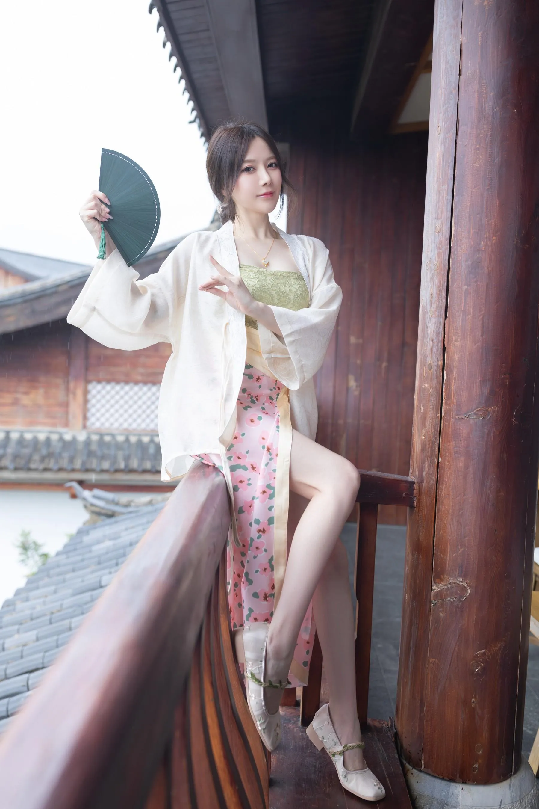NO.0001 秀人名模鱼子酱Fish内部私购不上架写真 真空露乳 [74P]插图